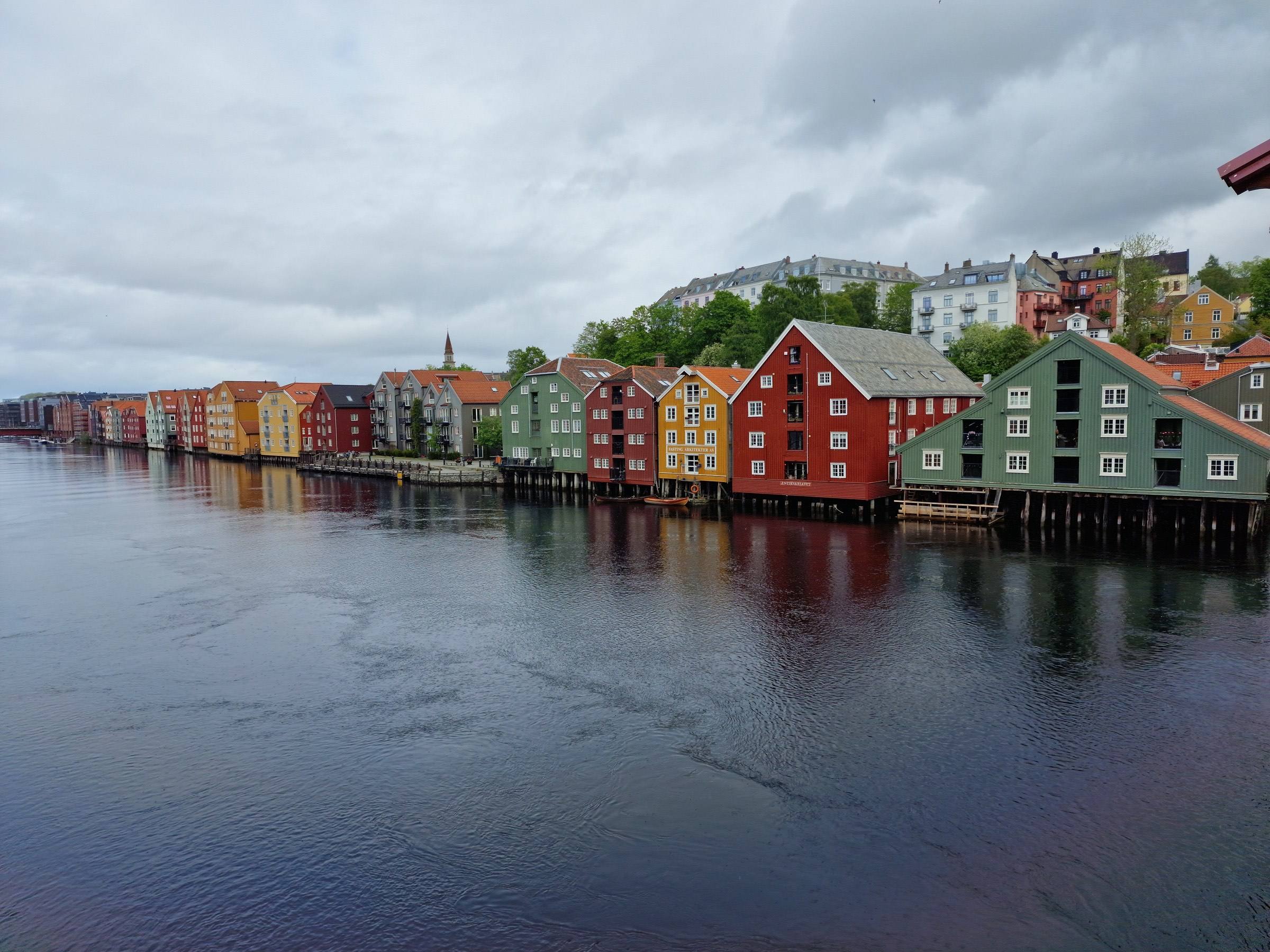 Bryggerekka langs Nidelva i Trondheim en overskyet dag